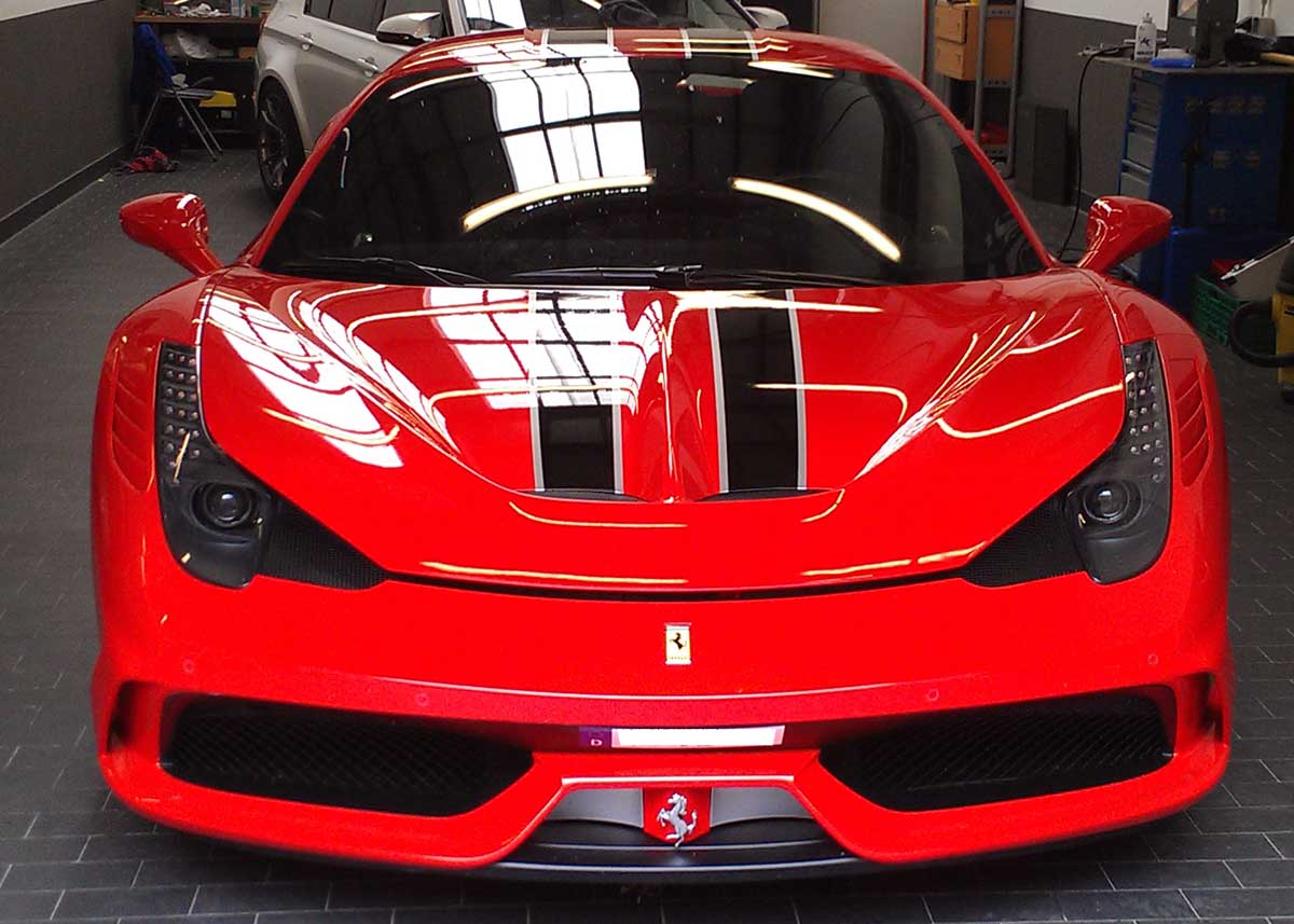 roter Ferrari Speciale mit perfekt geschützer Front